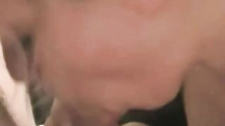 Deutscher blonder Amateur Blowjob und Spermaschlucken