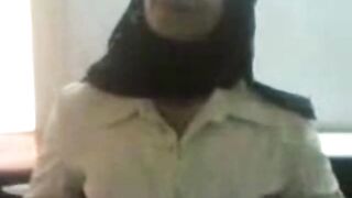 Malaysian Hijabi Gives Blowjob in the Office -2