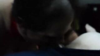 Meine Frau bläst einen großen Schwanz im Latex-Kostüm -2