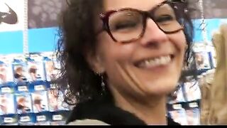 Big-Tit Danish MILF Giver Blowjob i det offentlige stormagasin