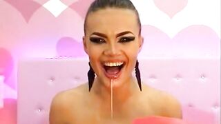 Hot Chick Deepthroats Pink Dildo on Webcam -2