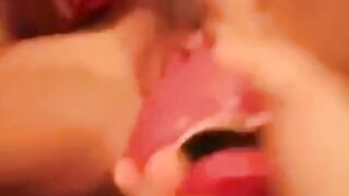 Svensk blondin spelar med dildo