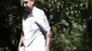 Alter deutscher Vater mit jungem Amateur im Freien