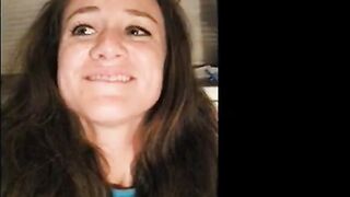 Orgasmic Eye-Candy Amateur Plays with her Webcam