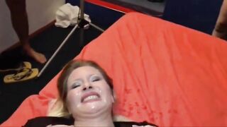 Deutsche MILF mit großen Titten wird von einem Gangbang gefickt und eingecr