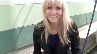 Deutsche Blondine lutscht gerne große Schwänze und schluckt Sperma
