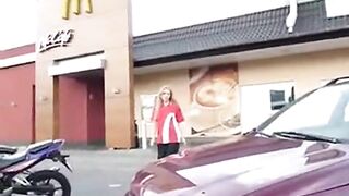 Blonde deutsche Nutte nimmt in der Öffentlichkeit einen großen Schwanz