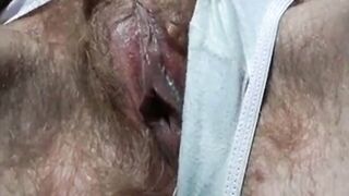 Die dreckige haarige Falte einer deutschen Frau