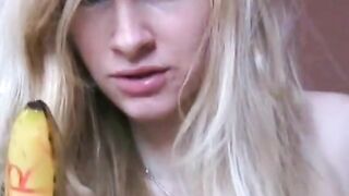Deutsche Amateurin steckt sich eine Banane in den Arsch -2