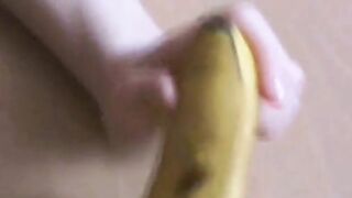 Deutsche Amateurin steckt sich eine Banane in den Arsch -2