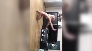 Die flexible deutsche Ballerina führt sinnliches Ballett vor
