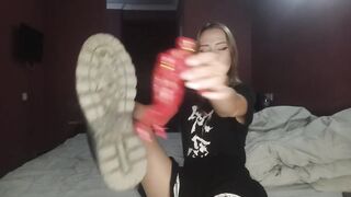 ГИГАНТСКИЕ НОЖКИ КРАШ ФЕТИШ УНИЖЕНИЕ МАЛЕНЬКОГО РАБА ENG