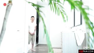 Sneaky Stepbro Catches Maria Kazi Playing In The Tub