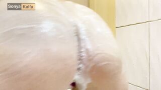 نامادریم صدام زد حموم تا پشتشو لیف بکشم - Hot Step mom call me to join in Bathroom