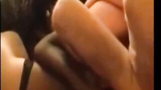 Orgasme à trois avec une amie française