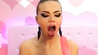 Hot Chick Deepthroats Pink Dildo on Webcam