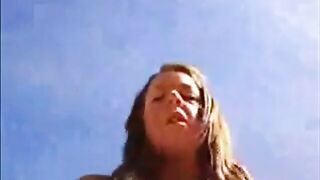 Sara, svensk strandamatör med stora tillgångar