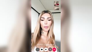 JOI ITALIANO - La stepmom Tami Tsunami lo fa sborrare in videochiamata nei bagni della scuola