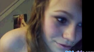 18-åriga svenska amatörer spelar med sina bröst och dildo på Cam