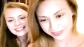 Deux superbes sœurs blondes s'amusent en webcam