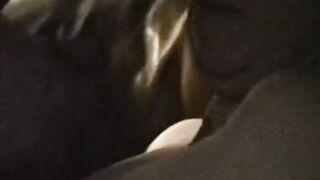 Moden dansk bedstemor får en mundfuld sperm