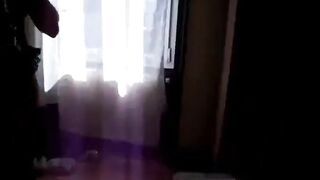 Maman s'amuse avec son gode lors d'un voyage en voiture