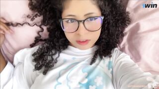 POV: Tu hermanastra quiere llevarse mejor contigo