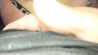 Mi hermanastra no se aguanta y tenemos una conversación cuando me lo chupa. Le termino en su culo apretado.