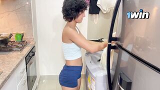 Mientras mi puta hermanastra prepara la cena familiar, me aprovecho para darle el mejor sexo duro.