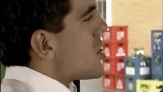 Deutsche Lehrerin bläst Busfahrer im Retro-Porno