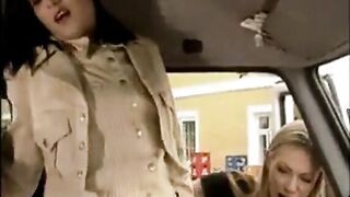 Deutsche Lehrerin bläst Busfahrer im Retro-Porno