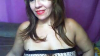 Madura colombiana muestra sus tetas en la webcam