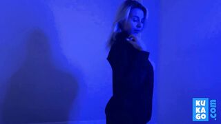 Big-Ass Blonde Babe in a Steamy Solo Cam Show