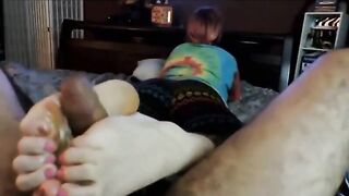 Deutscher Amateur Fußjob mit einem niedlichen nerdigen Mädchen