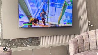 Mi hermanastra me pide que le pase la toalla como pretexto para follarla duro y correrme ric