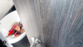 Mi hermanastra me pide que le pase la toalla como pretexto para follarla duro y correrme ric