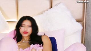 Seductive Babe Plays Her Pussy in Bed