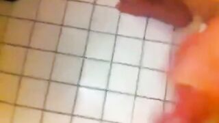 Svensk amatörflicka onanerar till klimax