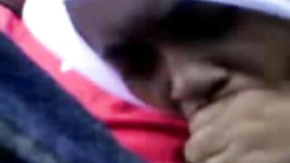 Arab Babe in Baju Kurung Gives Blowjob