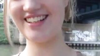 Blonde Deutsche Amateurin zeigt ihre Titten am Wasser