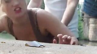 Blonde Deutsche Amateurin zeigt ihre Titten am Wasser