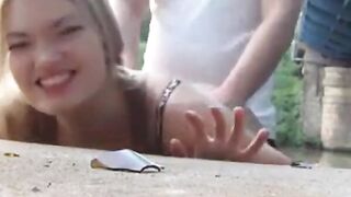 Blonde Deutsche Amateurin zeigt ihre Titten am Wasser