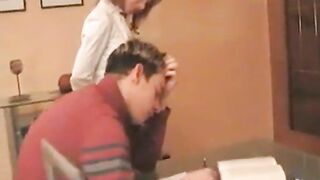 Sexy deutscher Lehrer gibt einem glücklichen Schüler eine Lektion