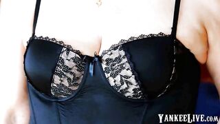 Reife Stute mit hängenden Brüsten zeigt alles