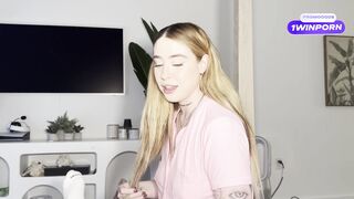 Morning Wood Sucked Off By Beautiful Green Eyed Step Sis- Rosie Rider