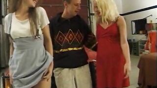 To danske sluts deler en pik