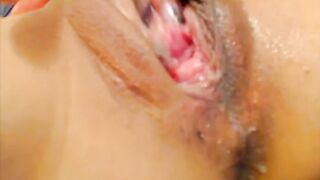 Creamy Pussy Squirts on Webcam -4