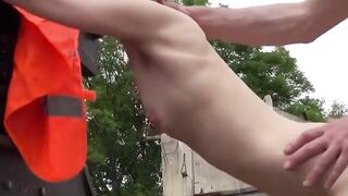 Magersüchtiger deutscher Amateur auf einem Bulldozer gefickt