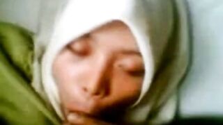 Arab Asian Babe Gives Head