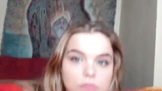 Webcam girl rubs her pussy until she cums